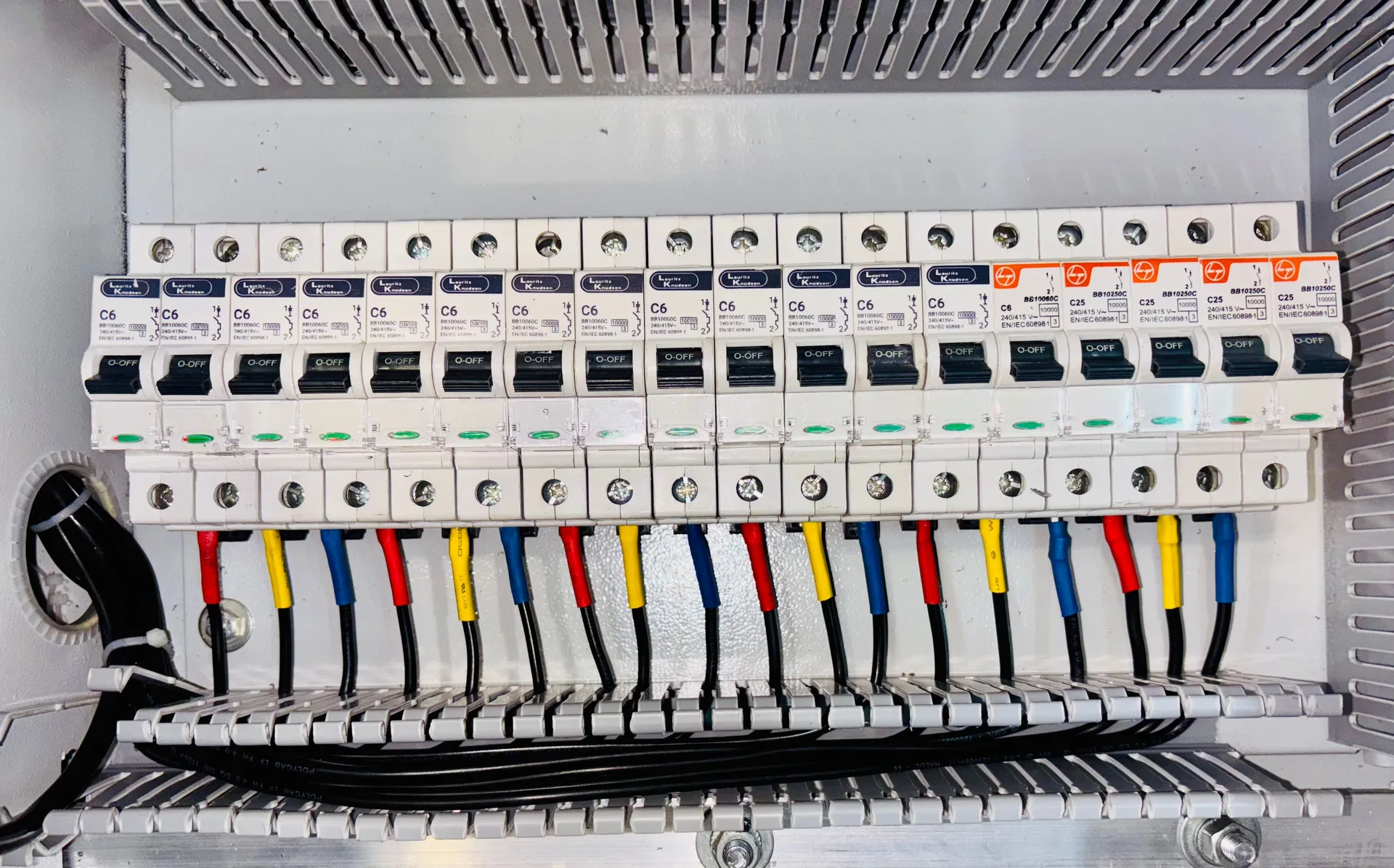 Cuadro eléctrico antiguo: señales de que toca cambiarlo y qué cuesta en 2026