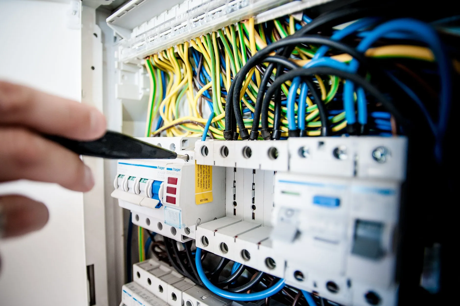 Subir la potencia contratada: ¿trámite o necesitas electricista?
