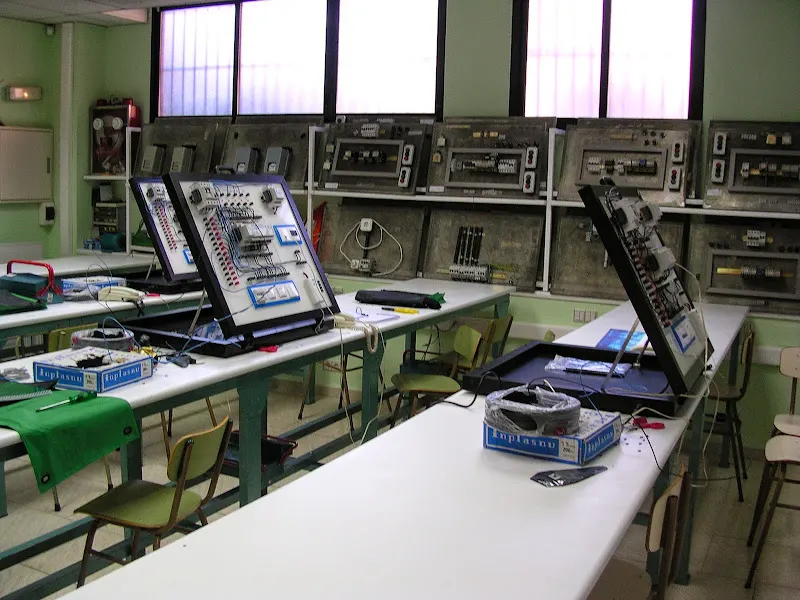 PLC Mundo Eléctrico Servicios - Formación para electricistas - Madrid