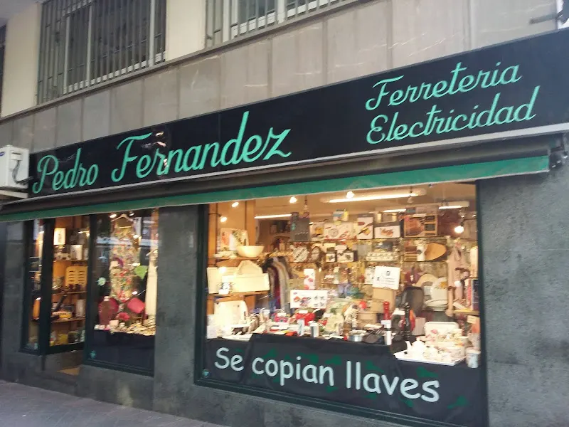 Pedro Fernández Regalos, Ferretería, Copias de llaves, Electricidad, Moda, etc. - Ferretería en Madrid - foto 2