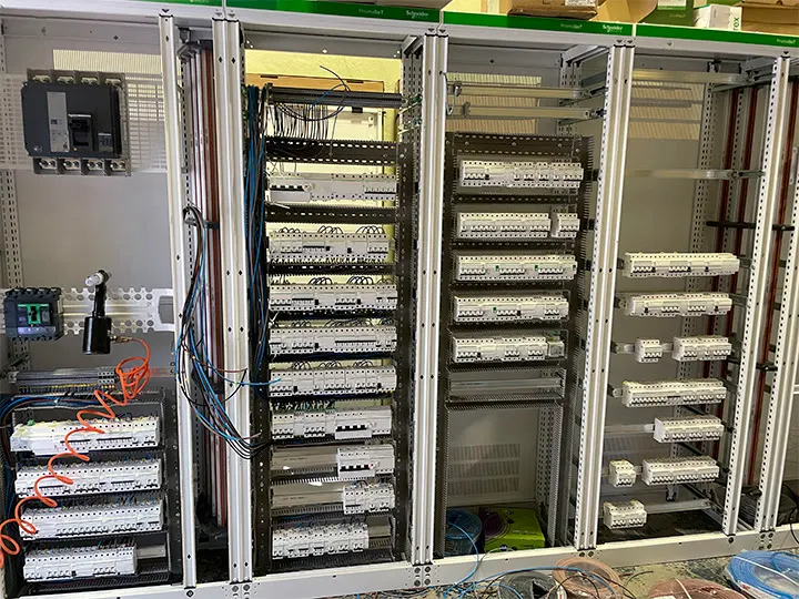 Ados Sociservin -【 Instalaciones y mantenimiento eléctrico 】 - Servicio de instalación eléctrica en Madrid - foto 2