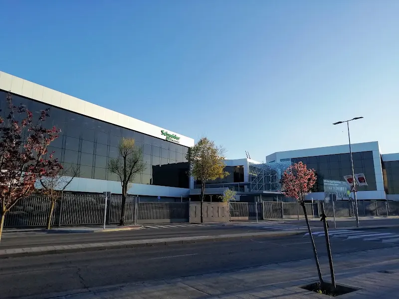Schneider Electric - Equipos y soluciones de energía en Barcelona - foto 3