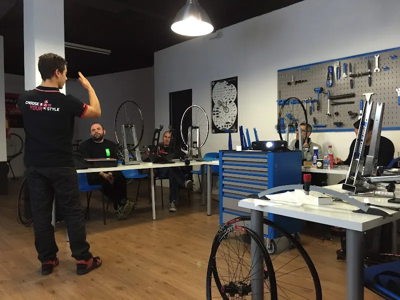 EMEB-Escuela de Mecánica de Bicicletas. - Centro de formación en Barcelona - foto 3