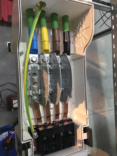 El apurimeño obras y montajes electricos s.l valencia - Electricista en València - foto 2